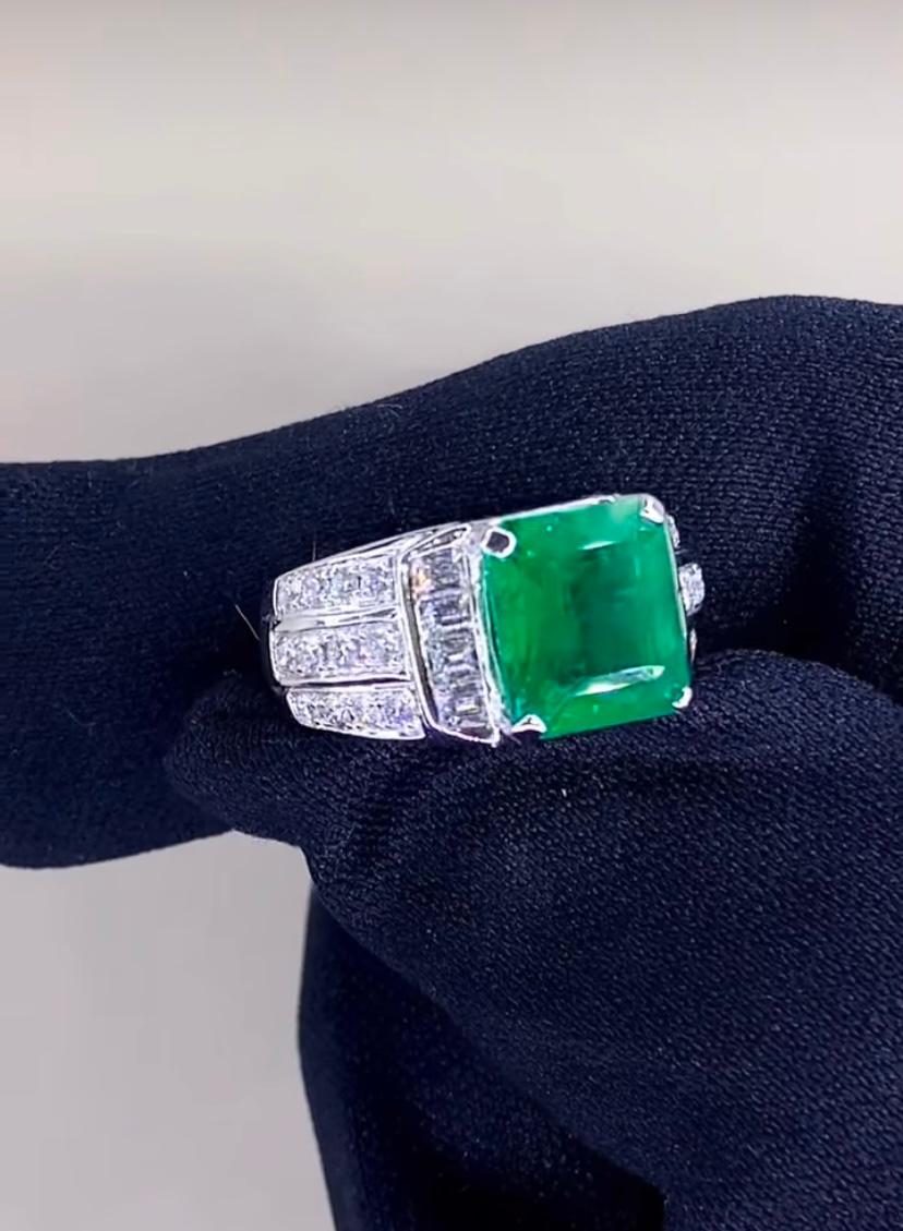 AIG-zertifizierter 4.40 Karat sambischer Smaragd  1,48 Karat Diamanten 18K Gold Ring im Angebot 2