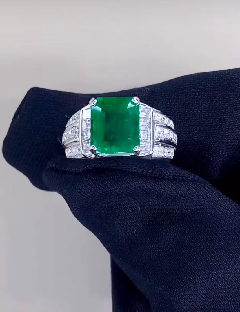 AIG-zertifizierter 4.40 Karat sambischer Smaragd  1,48 Karat Diamanten 18K Gold Ring im Angebot 3