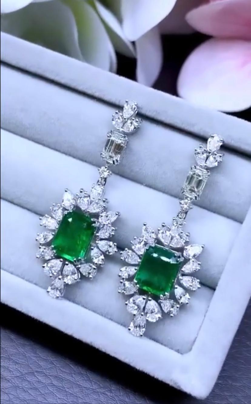An exquisite pair of earrings in contemporary design, so modern and sophisticated, a very glamour and fashion style.
Earrings come in 18K gold with two pieces of natural Zambian Emeralds, in perfect emerald cut, fine quality, spectacular vivid