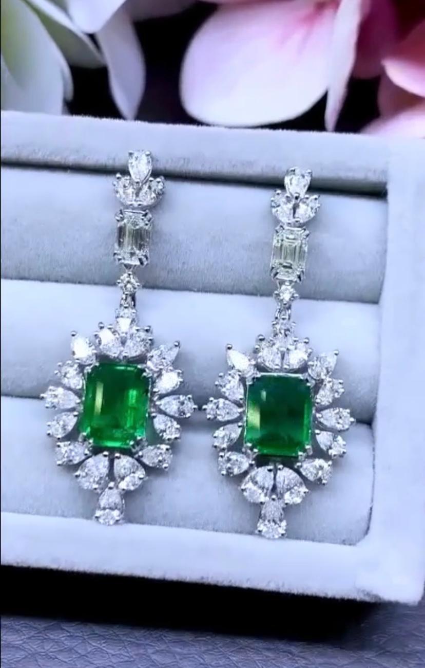 AIG Certified 4.50 Carats Diamonds. 3.64 Ct Zambian Emeralds 18K Gold Earrings  In New Condition For Sale In Massafra, IT