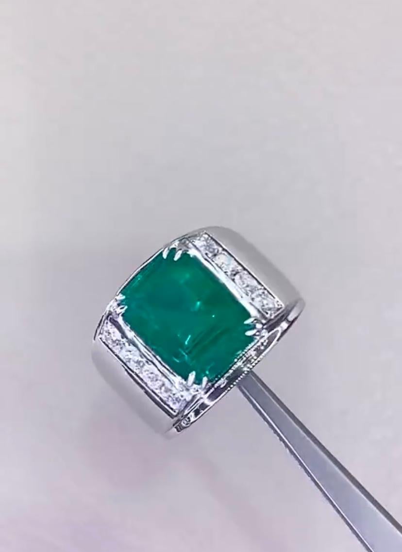 AIG Certified 4.50 Ct Zambian Emerald Diamonds 18K Gold Ring In New Condition For Sale In Massafra, IT