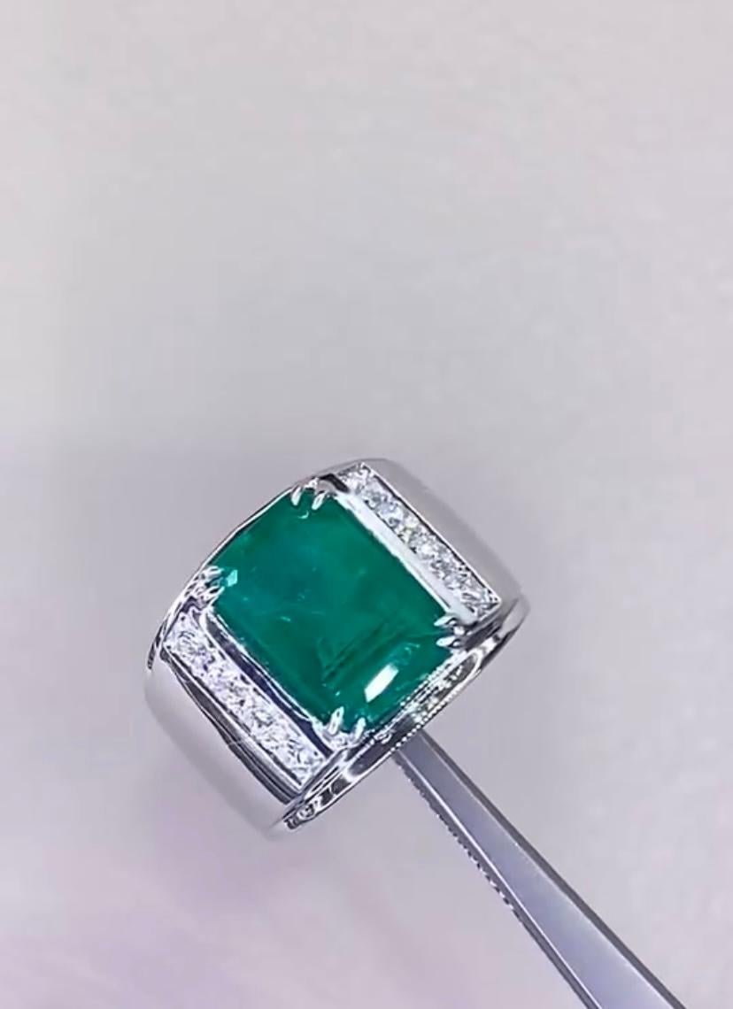 Women's or Men's AIG Certified 4.50 Ct Zambian Emerald Diamonds 18K Gold Ring For Sale