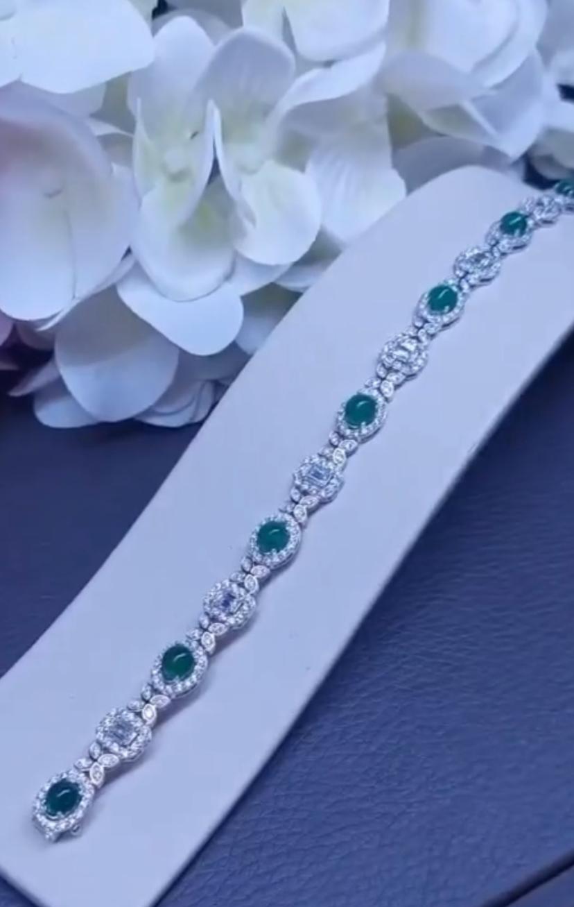 Un bracelet exclusif, au design raffiné et sophistiqué, si original, élégant, une véritable œuvre d'art, par un designer italien.
Bracelet en or 18 carats avec 7 émeraudes naturelles de Zambie, en taille cabochon ovale, de belle qualité, couleur