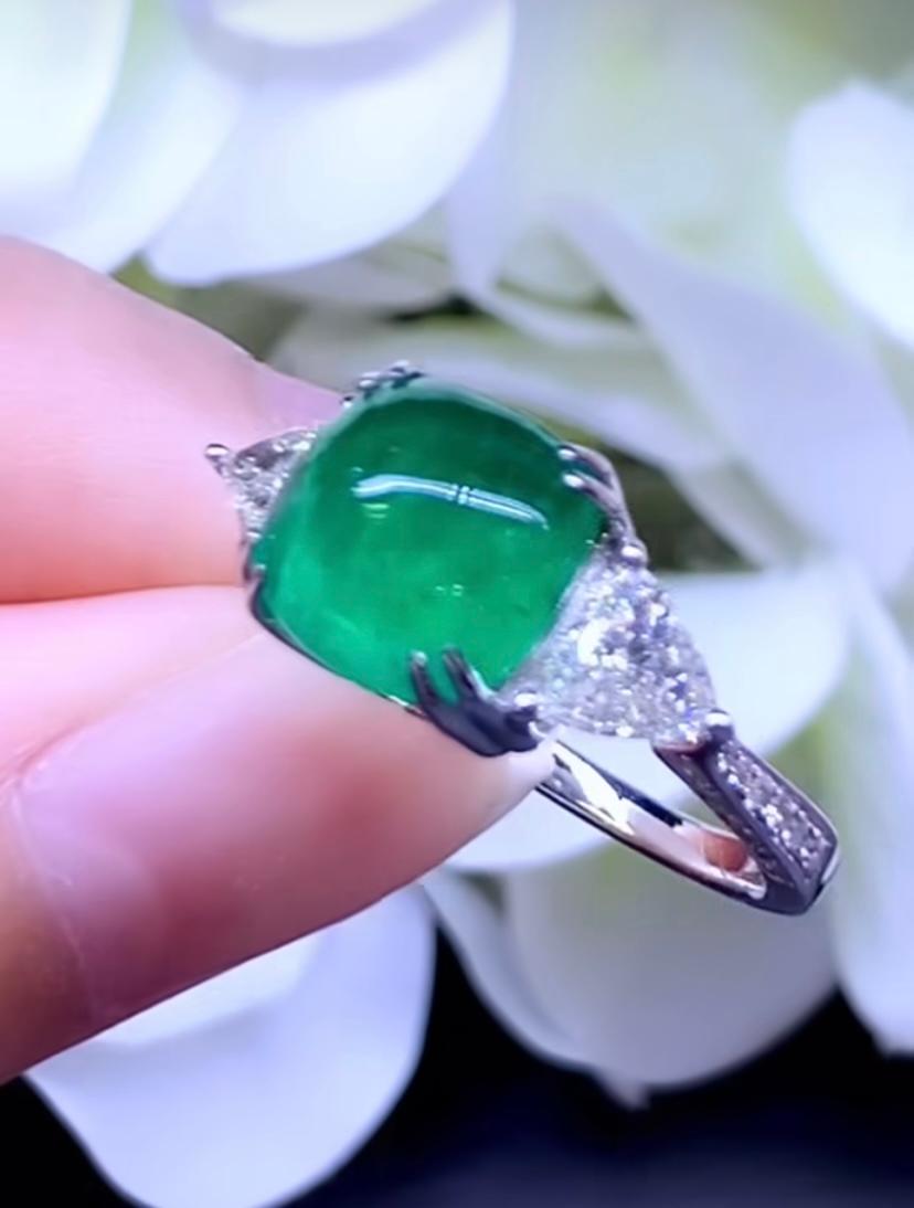 18 Karat Goldring, AIG-zertifizierter 4,64 Karat sambischer Smaragd 1,32 Diamanten (Cabochon)