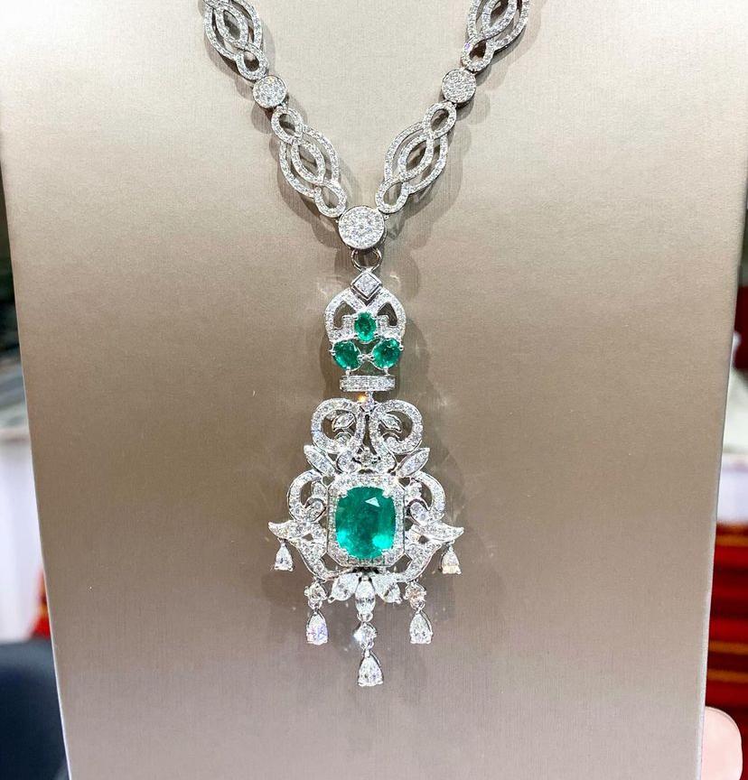 Taille mixte Pendentif en or 18 carats avec émeraudes de Zambie de 4,65 carats et diamants de 3,90 carats certifiés AIG en vente