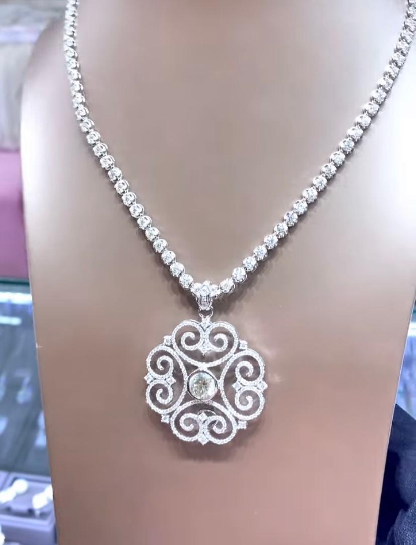 Un esclusivo ciondolo con diamanti dal design adorabile e intricato. Elegia la tua bellezza senza tempo e aggiungi un tocco di charme ed eleganza al tuo look.
Il ciondolo è realizzato in oro 18 carati con un diamante naturale centrale di 2,30