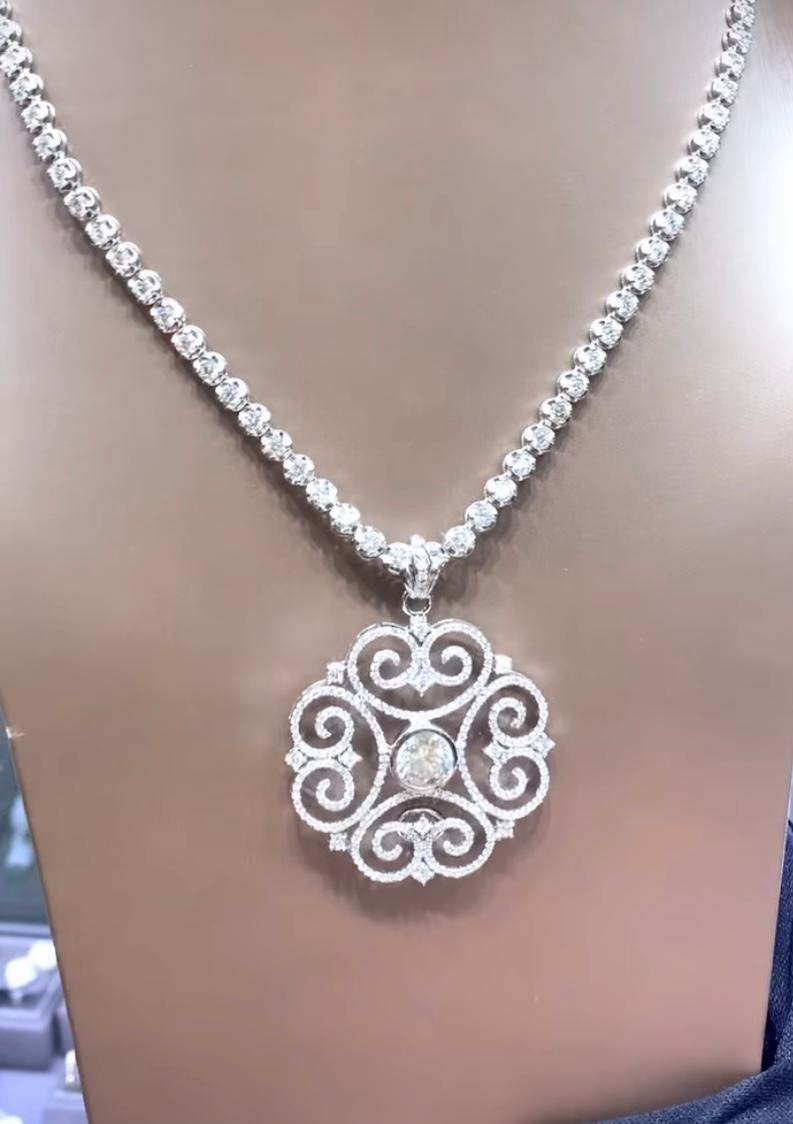 Ciondolo in oro 18k con diamanti certificati AIG da 4,69 carati In condizioni Nuovo in vendita a Massafra, IT