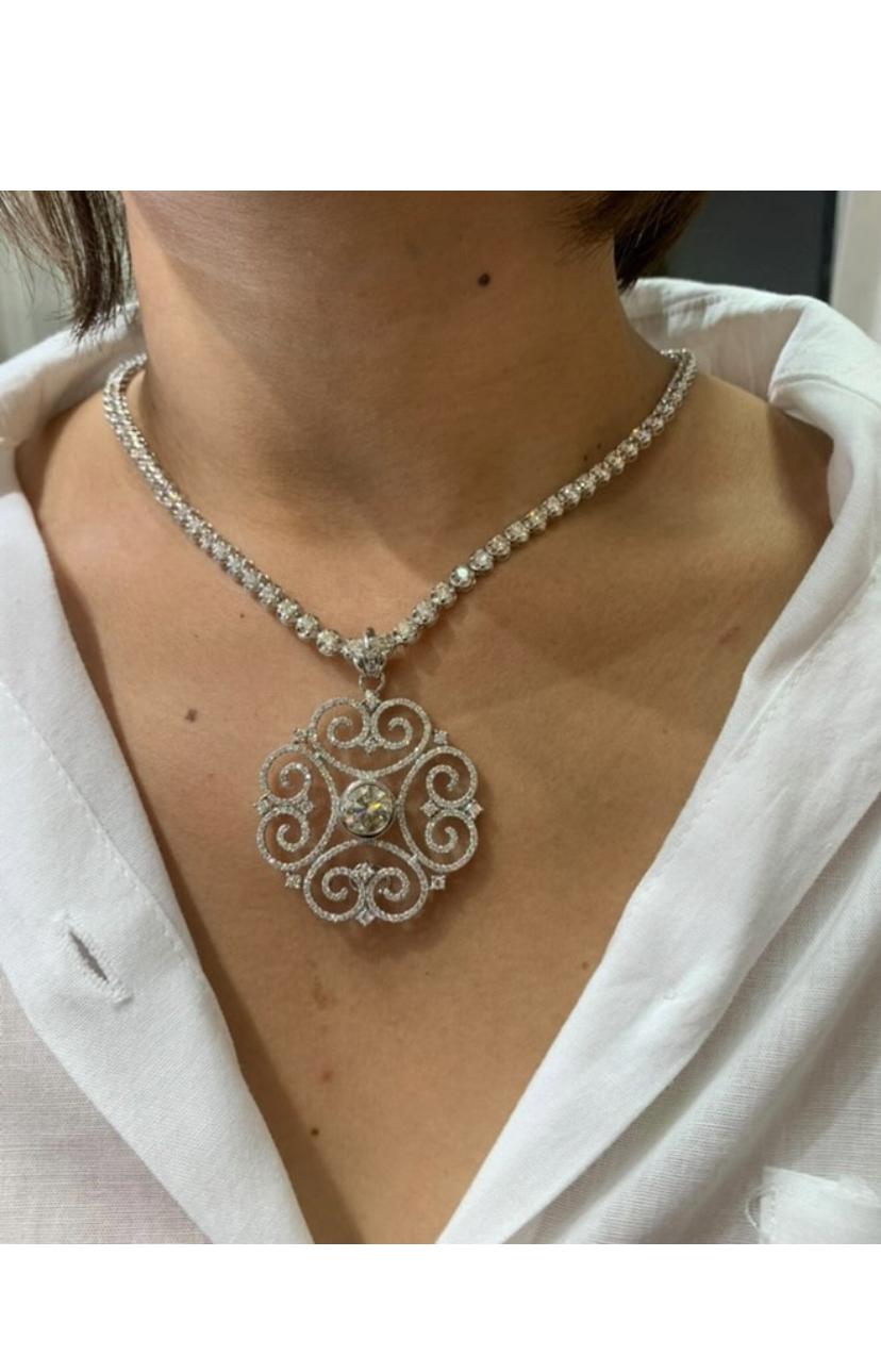 Ciondolo in oro 18k con diamanti certificati AIG da 4,69 carati in vendita 2