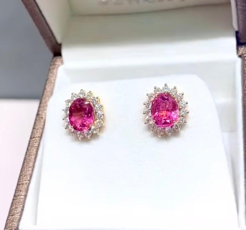 Taglio ovale Orecchini in oro 18K con tormalina rubellite certificata AIG 4,69 e diamanti 1,50 carati in vendita