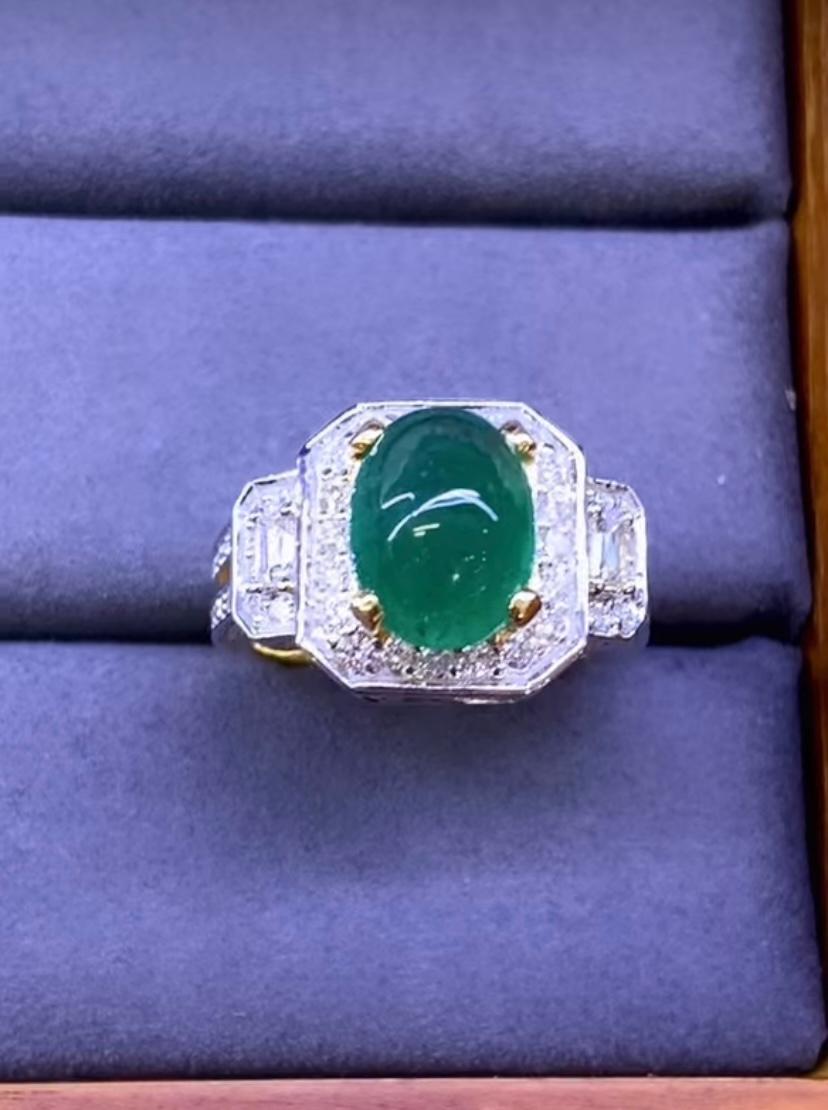Ein atemberaubender Ring mit Smaragd und Diamanten.
Der leuchtend grüne Smaragd ist der Star der Show und strahlt eine frische und natürliche Atmosphäre aus, die perfekt zur Jahreszeit passt.
Dieser mit viel Liebe zum Detail handgefertigte Ring ist