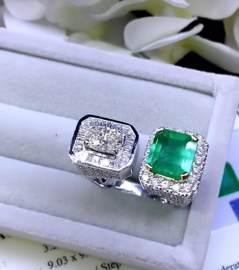 Diamanti certificati AIG da 4.80 carati  Smeraldo colombiano da 3,20 carati  Anello in oro 18k In condizioni Nuovo in vendita a Massafra, IT