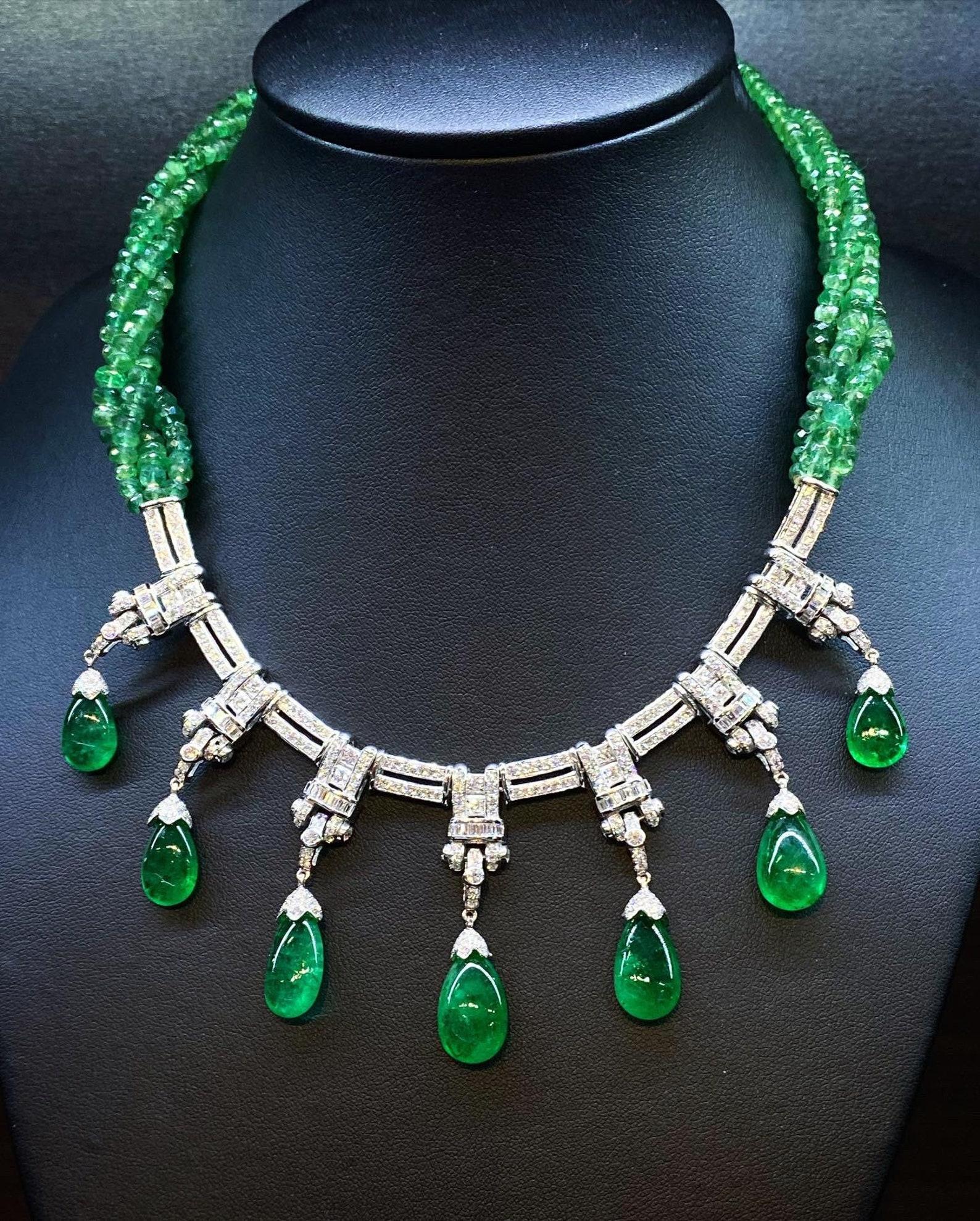 Eine exquisite, glänzende Halskette mit natürlichen sambischen Smaragden und funkelnden Diamanten, die zeitlose Eleganz und luxuriöse Raffinesse ausstrahlt.
Dieses exklusive Collier besteht aus Smaragden im Tropfen-/Cabochon-Schliff und funkelnden