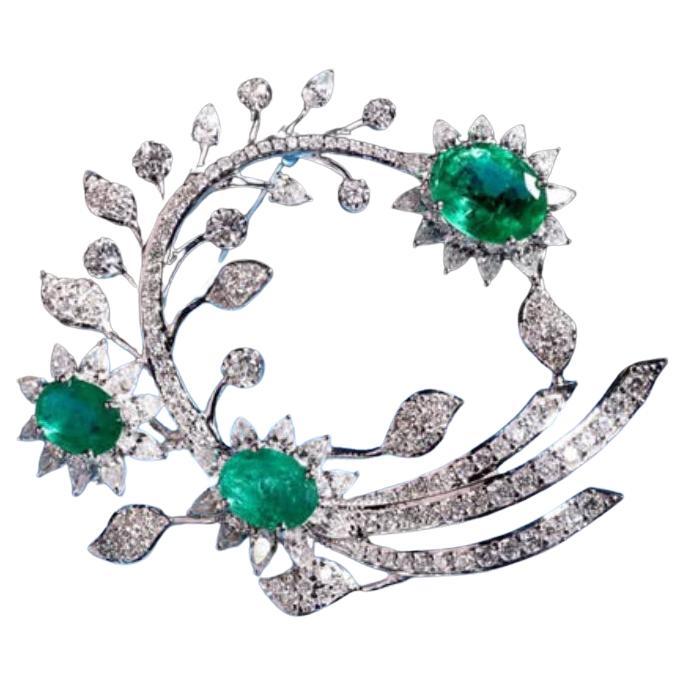 Broche en or 18 carats certifiée AIG 4,90 carats d'émeraude zambienne 4,60 diamants en vente