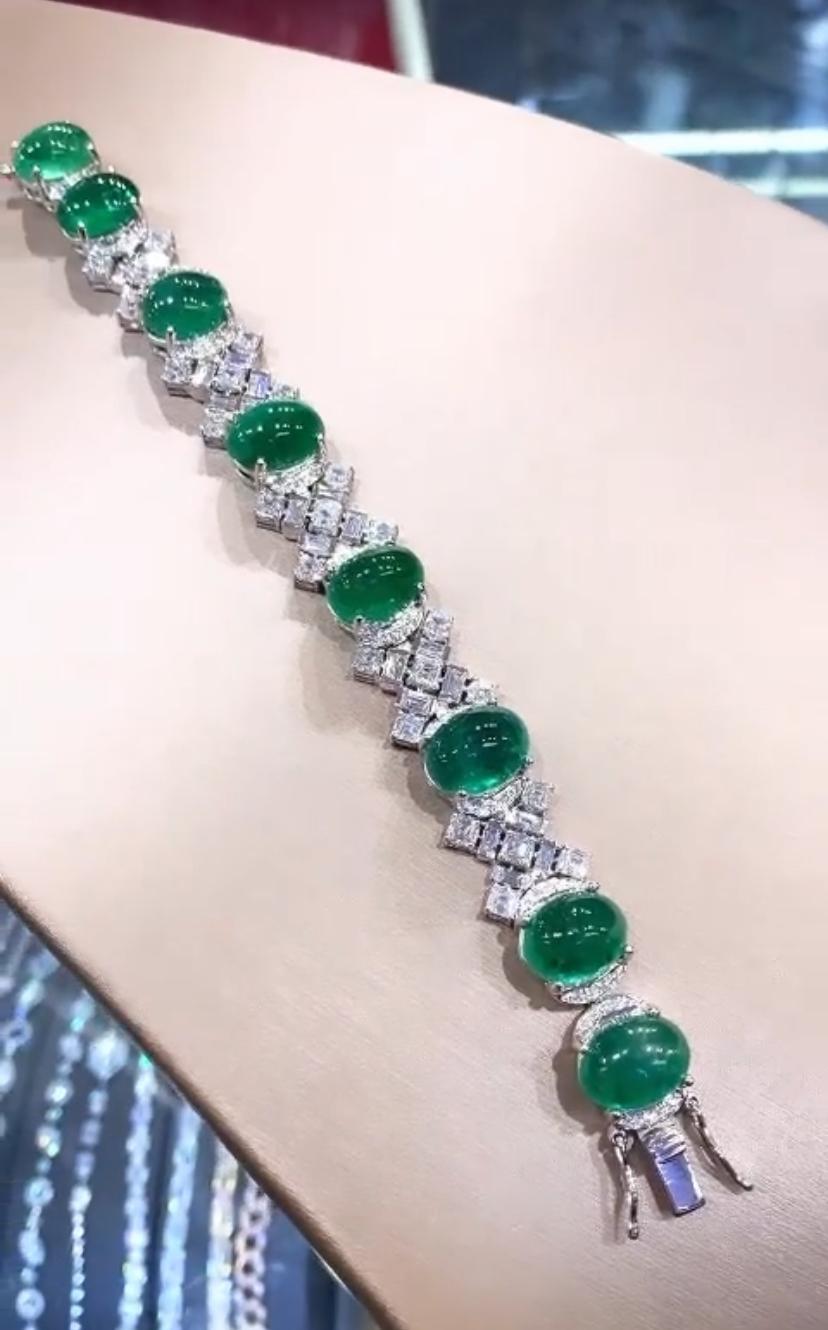 Elegant and mesmerizing, this stunning emerald bracelet, effortlessly marries of emeralds with the brilliance of diamonds. The perfect combination to add a touch of sophistication and allure to any occasion.
Jewels adorn us with a  sparkling 