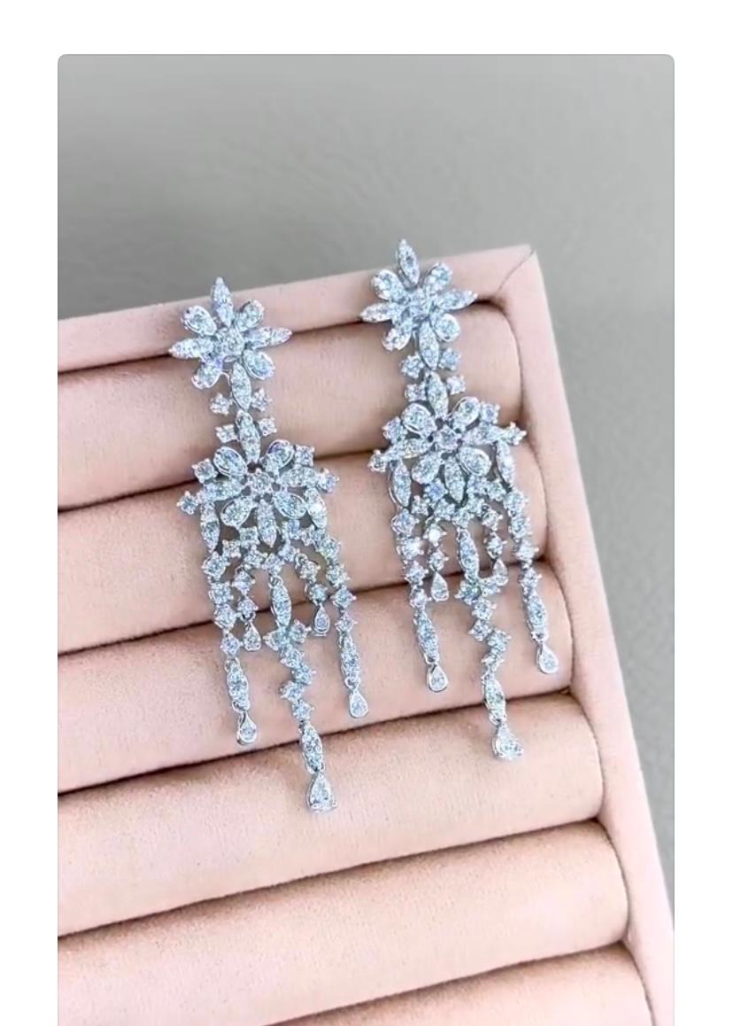 Ossessionato dai diamanti!
Uno squisito paio di orecchini con lampadario di diamanti, dal design a fiori, così elegante e sofisticato.
Eleva la tua bellezza senza tempo e aggiunge un tocco di classe, fascino e luce al tuo look. 
Gli splendidi