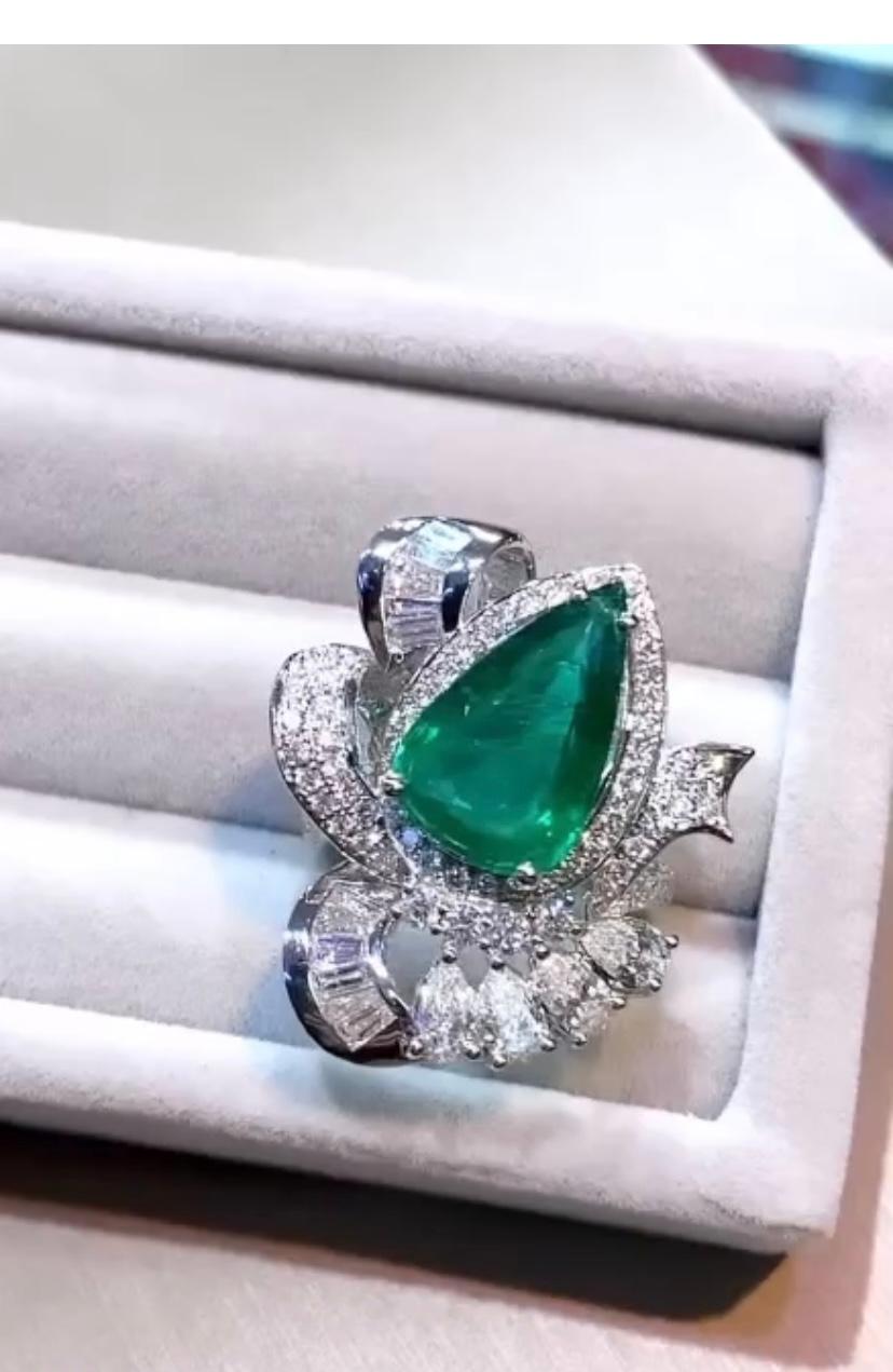 AIG Certified 5.00 Carats Zambian Emerald   Diamonds 18K Gold Ring  In New Condition For Sale In Massafra, IT