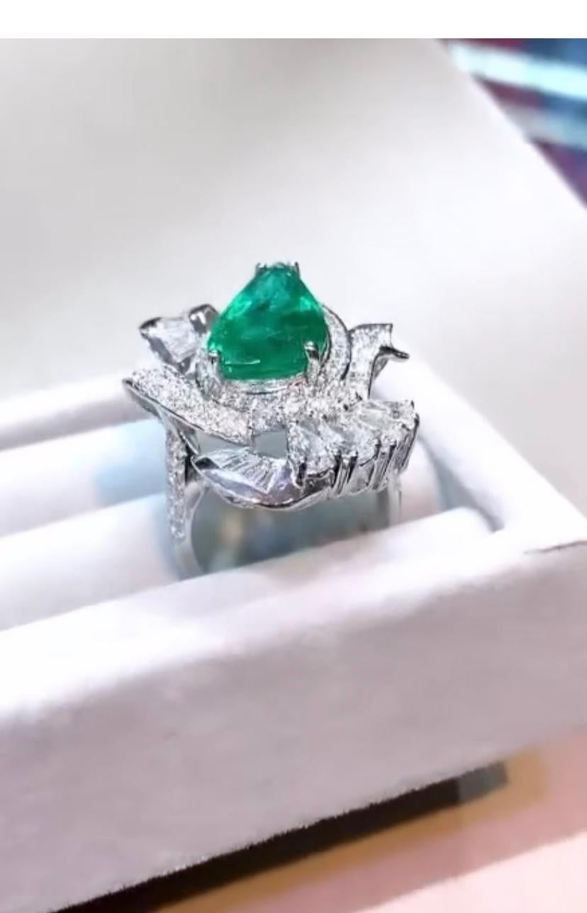 AIG Certified 5.00 Carats Zambian Emerald   Diamonds 18K Gold Ring For Sale 3
