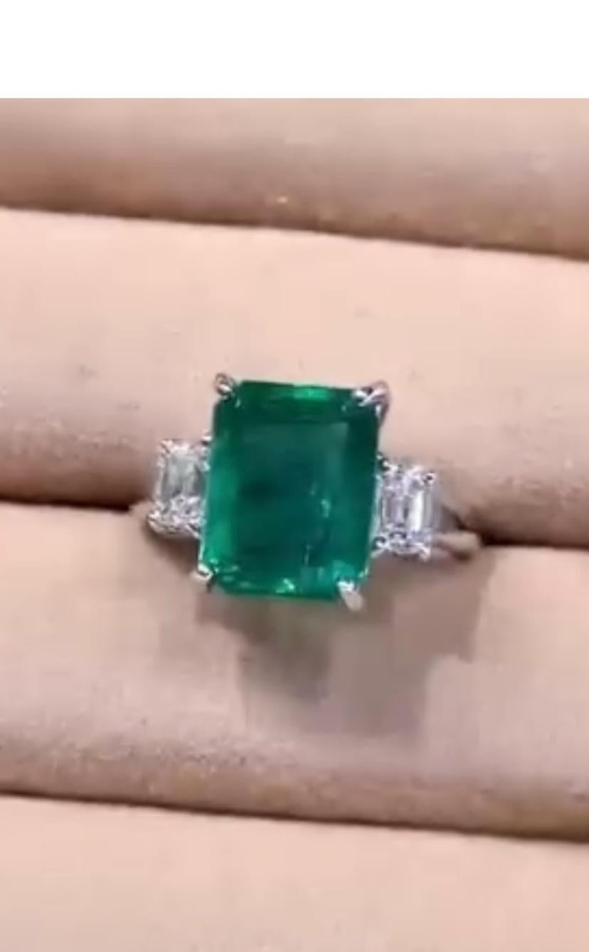 Ein exquisiter Ring mit drei Smaragden und Diamanten in einem zeitgenössischen Design, das so elegant und raffiniert ist.
Erhöhen Sie Ihre zeitlose Schönheit und verleihen Sie sich selbst einen Hauch von Farbe und Glamour.
Atemberaubende Ring kommen