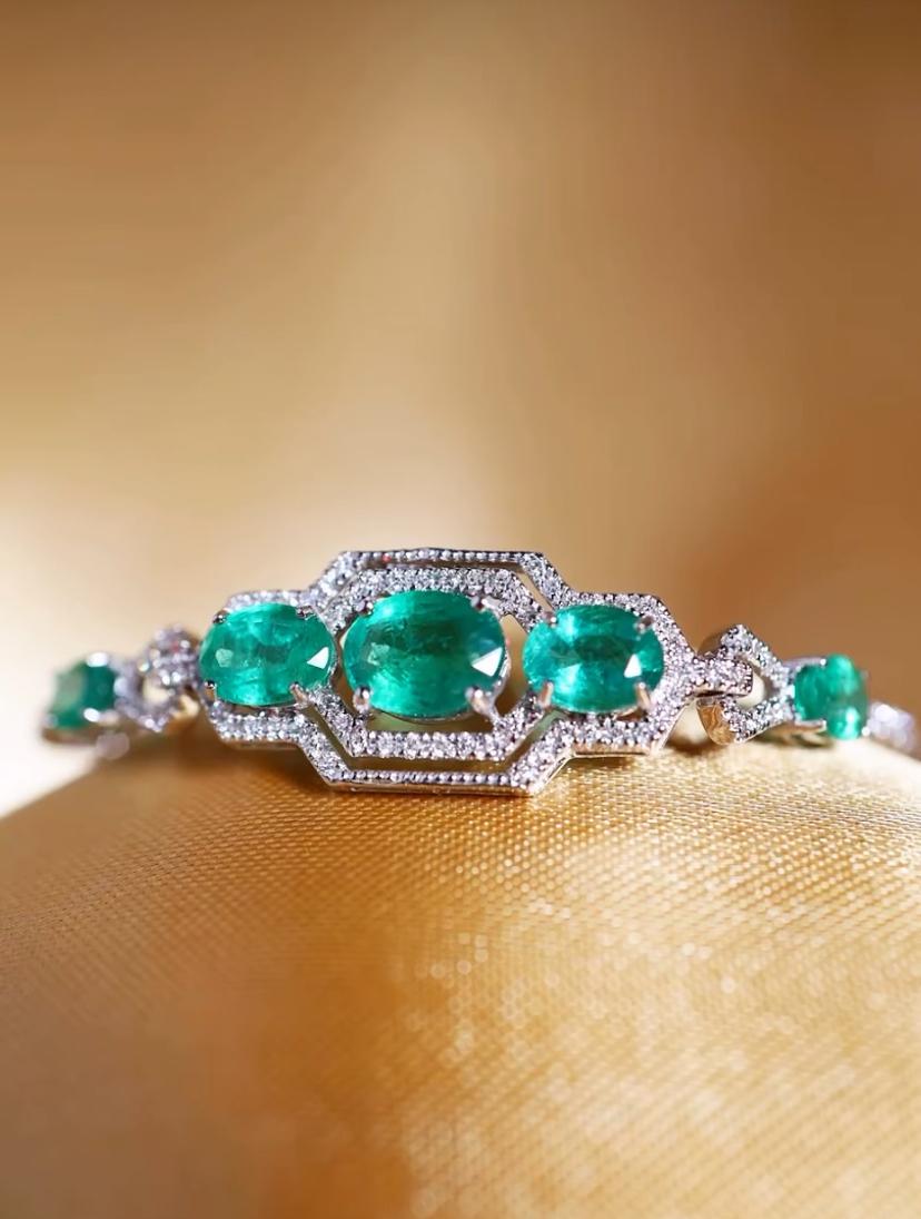 An exquisite Emeralds and Diamonds bracelet in particular design, so elegant and refined style.
Adorn yourself and add a touch of color and sophistication on your look.
Stunning bracelet come in 18k gold with 5 pieces of lustrous Zambian Emeralds of