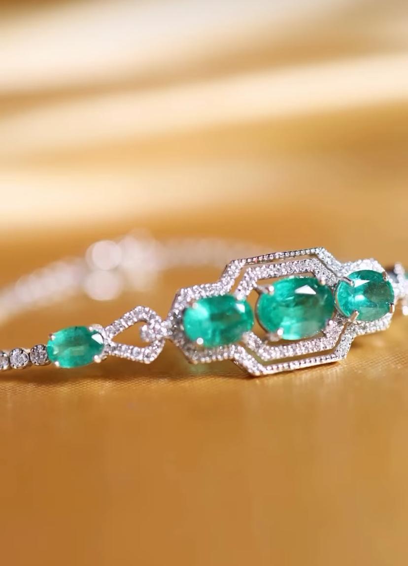 AIG Certified 5.00 Carats Zambian Emeralds 1.40 Ct Diamonds 18K Gold Bracelet For Sale 3