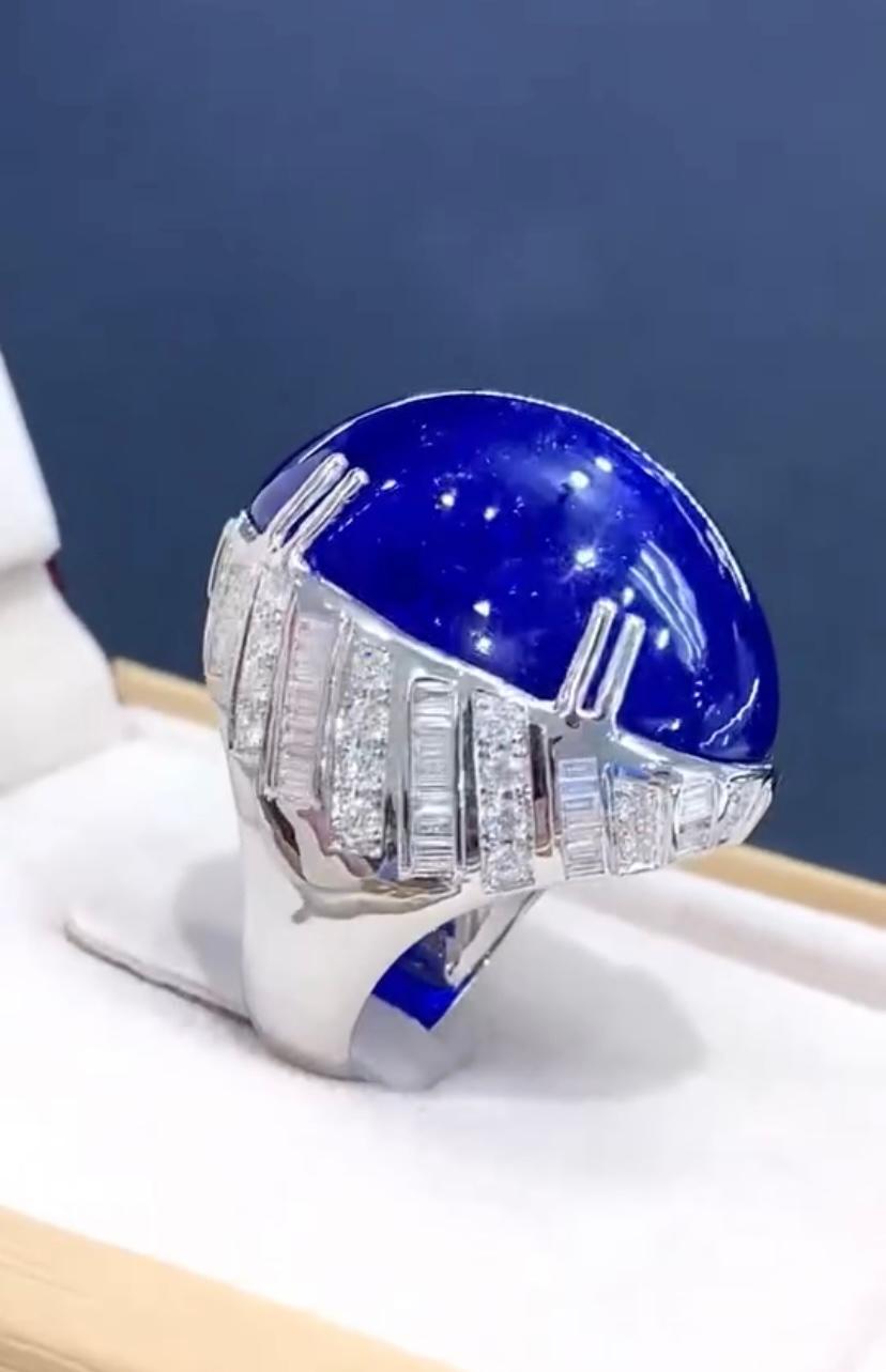 Questo squisito anello mette in mostra una maestosa tanzanite blu da 50,00 carati, radiosa e sorprendente.
Accentuato da diamanti scintillanti, incarna l'eleganza e il lusso, rendendolo un pezzo da collezione straordinario che cattura l'essenza