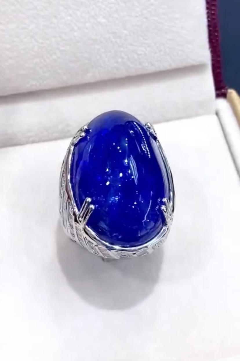 Cabochon Anello in oro 18K con tanzanite certificata AIG da 50,00 carati e 2,50 carati di diamanti in vendita