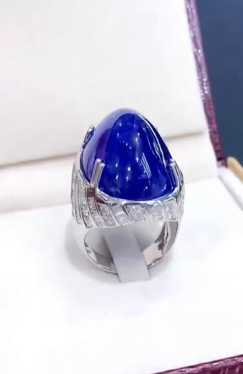 Anello in oro 18K con tanzanite certificata AIG da 50,00 carati e 2,50 carati di diamanti In condizioni Nuovo in vendita a Massafra, IT
