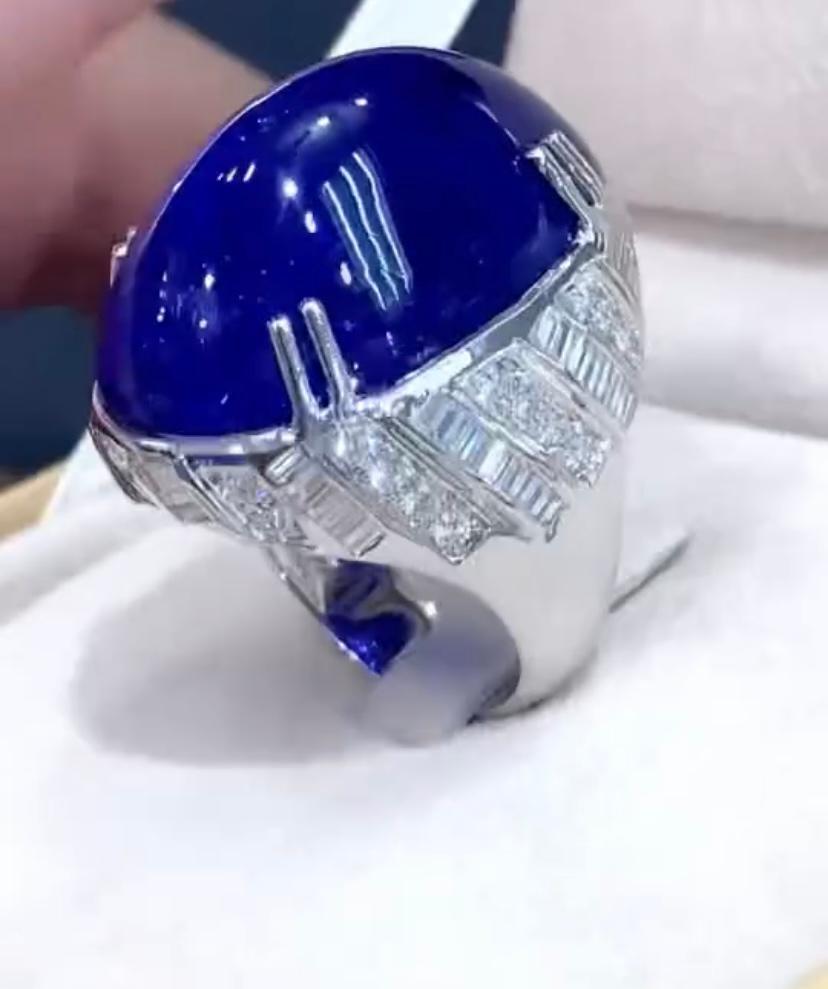 Anello in oro 18K con tanzanite certificata AIG da 50,00 carati e 2,50 carati di diamanti in vendita 1