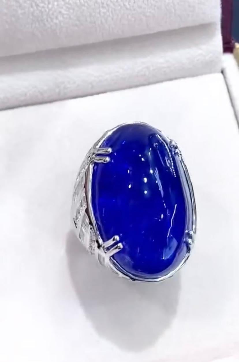 Anello in oro 18K con tanzanite certificata AIG da 50,00 carati e 2,50 carati di diamanti in vendita 3