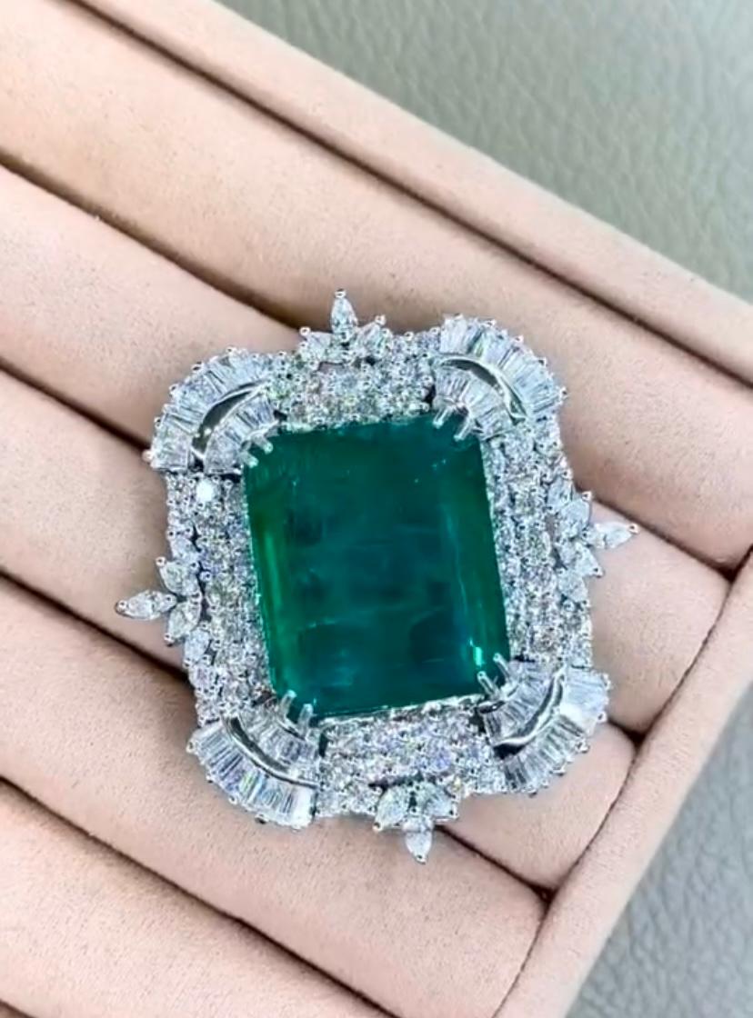 AIG Certified 50.00 Carat Zambian Emerald 8.80 Ct Diamonds Gold Pendant/Brooch In New Condition For Sale In Massafra, IT
