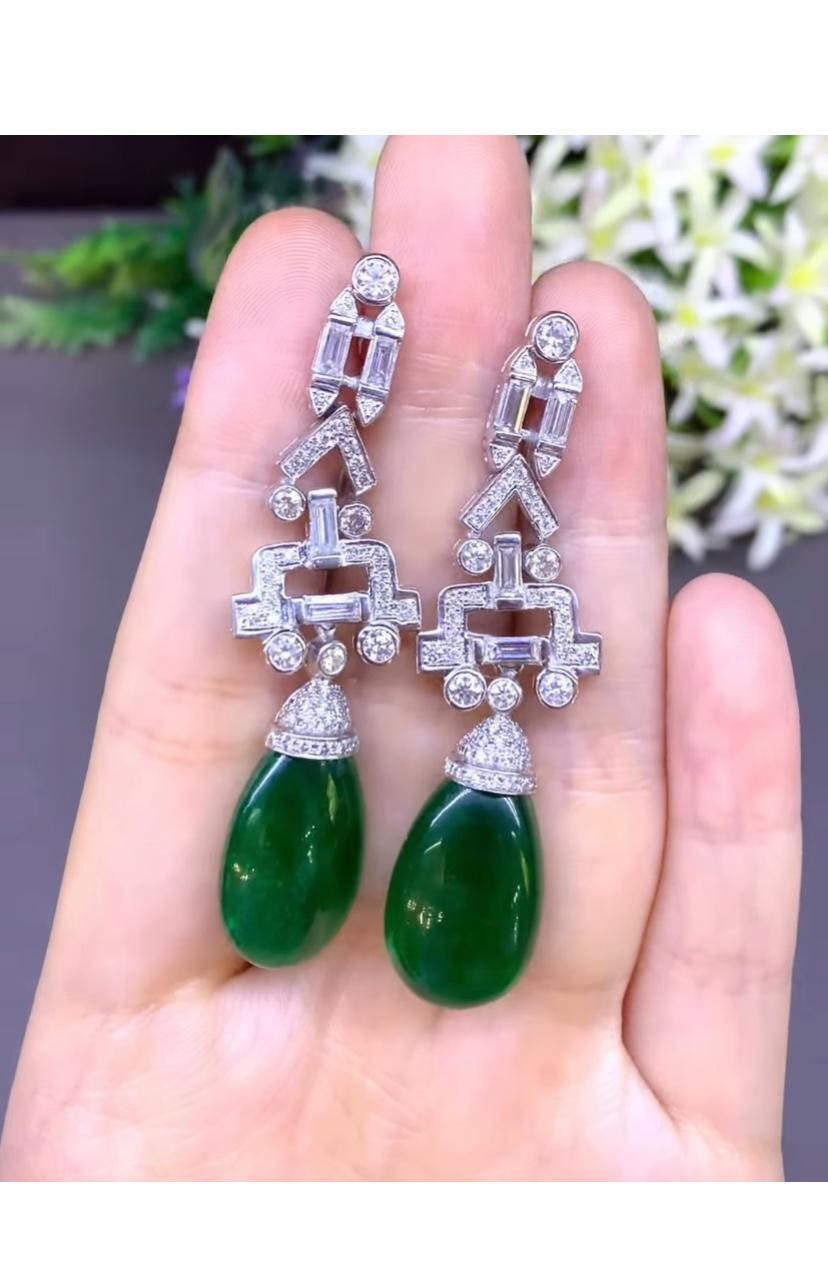Questi splendidi orecchini a lampadario vantano un'accattivante miscela di tonalità delicate e squisita fattura. 
Realizzati con cura delicata, le gemme di smeraldo e diamante si abbinano perfettamente per creare un'armoniosa sinfonia di