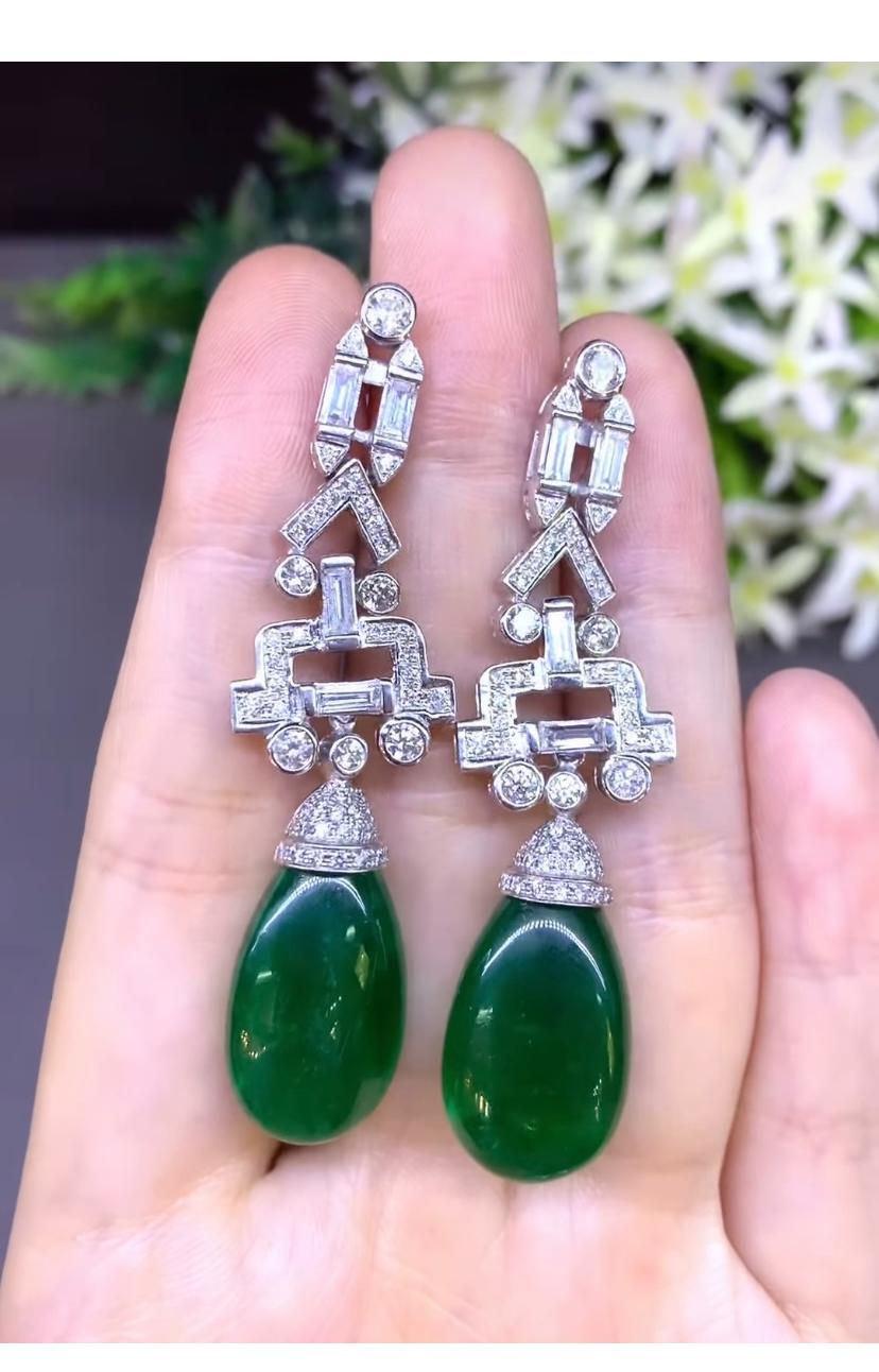 Orecchini in oro 18K con diamanti e smeraldi dello Zambia certificati AIG da 50,00 carati In condizioni Nuovo in vendita a Massafra, IT