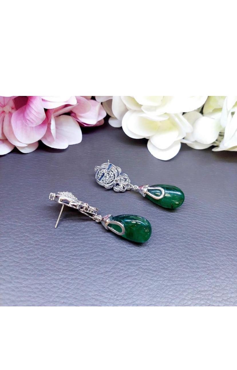 AIG Certified 50.00 Ct Zambian Emeralds  2.60 Ct Diamonds 18K Gold Earrings In New Condition For Sale In Massafra, IT