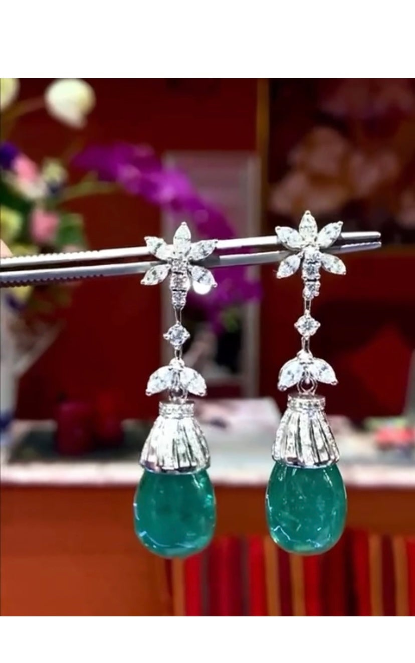 An very glamour design, so chic and refined, for this amazing earrings in 18k gold with 2 pieces of natural Zambia emeralds , fine quality, very spectacular stones, of 50,20 carats, and 142 pieces of natural diamonds, special cut, of 4 carats, F/VS