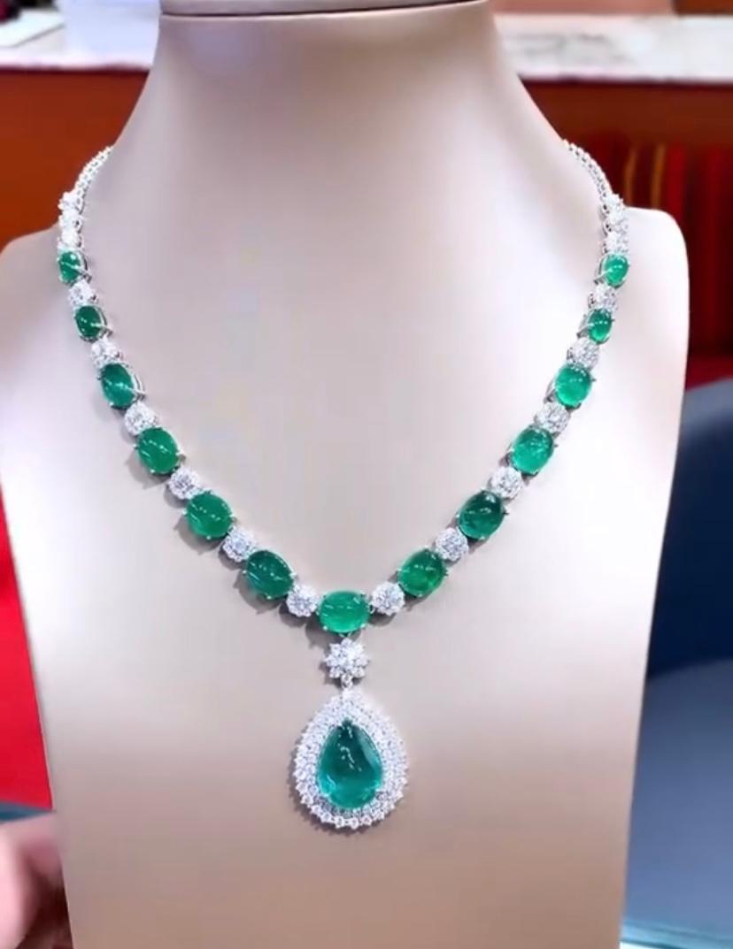 Taglio misto Smeraldi dello Zambia certificati AIG da 51.00 carati  Collana con 7,00 carati di diamanti in oro 18K in vendita