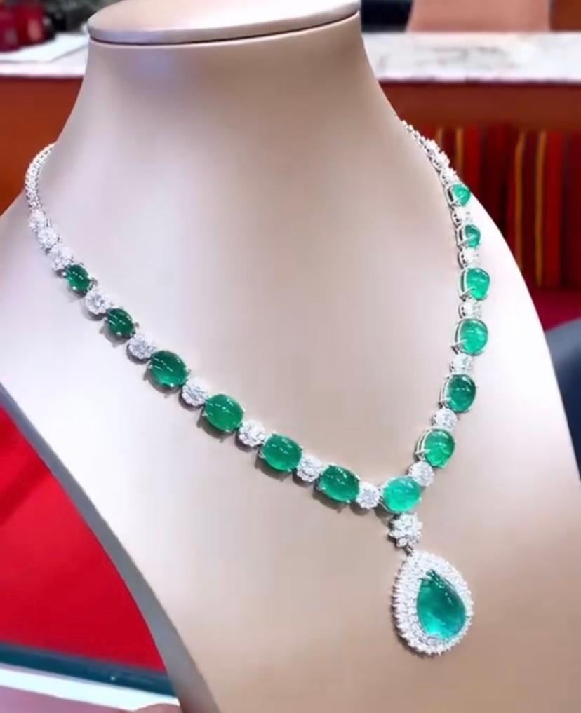Smeraldi dello Zambia certificati AIG da 51.00 carati  Collana con 7,00 carati di diamanti in oro 18K In condizioni Nuovo in vendita a Massafra, IT