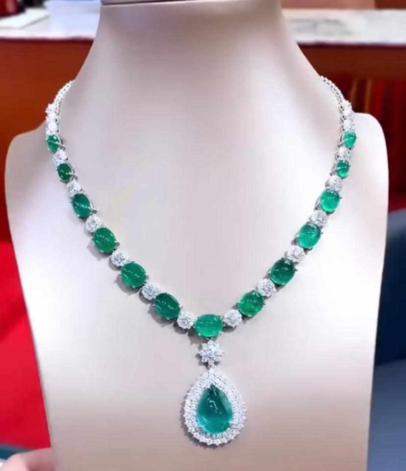 Donna Smeraldi dello Zambia certificati AIG da 51.00 carati  Collana con 7,00 carati di diamanti in oro 18K in vendita