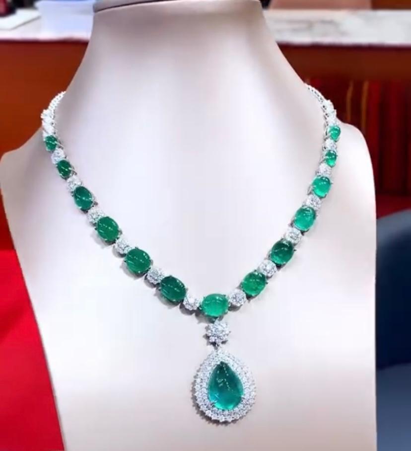 Smeraldi dello Zambia certificati AIG da 51.00 carati  Collana con 7,00 carati di diamanti in oro 18K in vendita 1