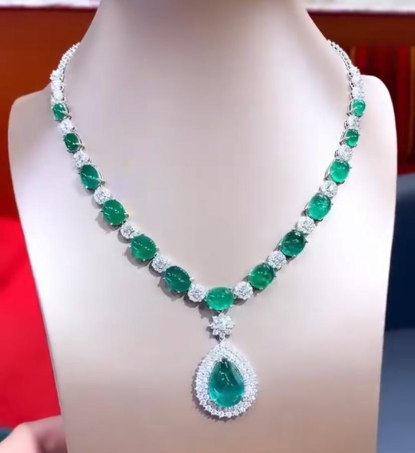 Smeraldi dello Zambia certificati AIG da 51.00 carati  Collana con 7,00 carati di diamanti in oro 18K in vendita 2
