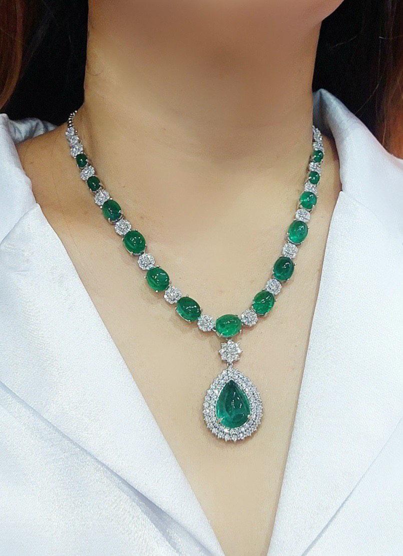 Smeraldi dello Zambia certificati AIG da 51.00 carati  Collana con 7,00 carati di diamanti in oro 18K in vendita 3
