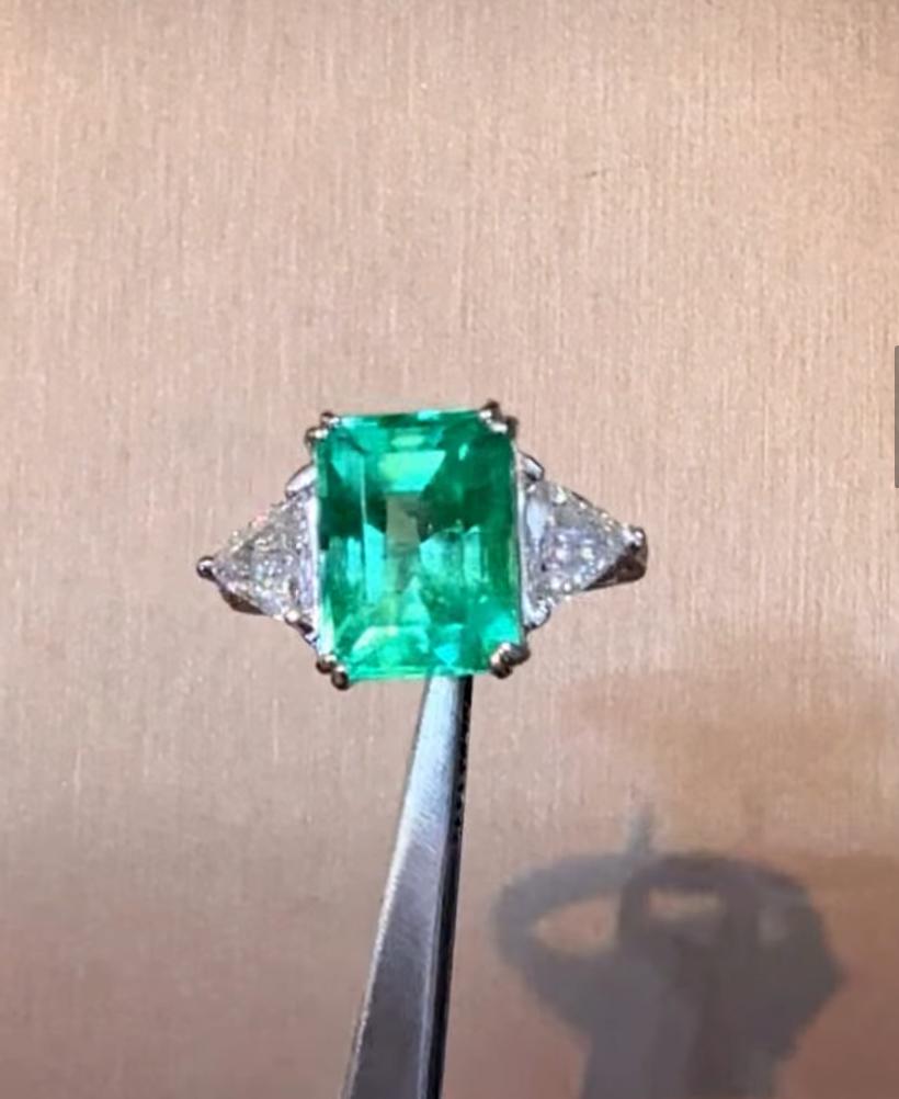 Taglio misto Anello in oro 18K con smeraldo colombiano certificato AIG da 5,20 carati e 1,70 carati di diamanti in vendita