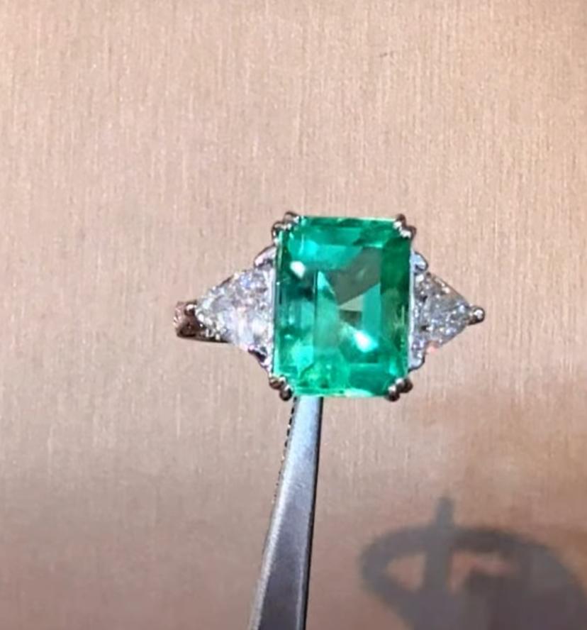 Anello in oro 18K con smeraldo colombiano certificato AIG da 5,20 carati e 1,70 carati di diamanti In condizioni Nuovo in vendita a New Delhi, Delhi