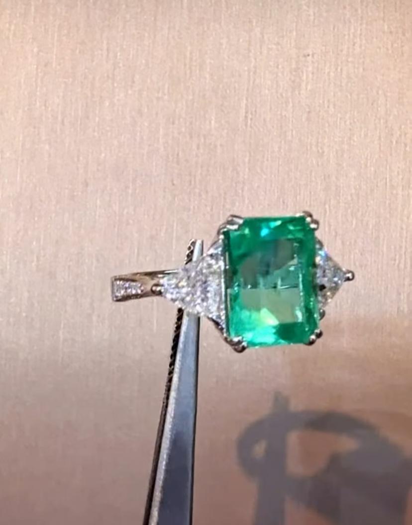 Donna Anello in oro 18K con smeraldo colombiano certificato AIG da 5,20 carati e 1,70 carati di diamanti in vendita