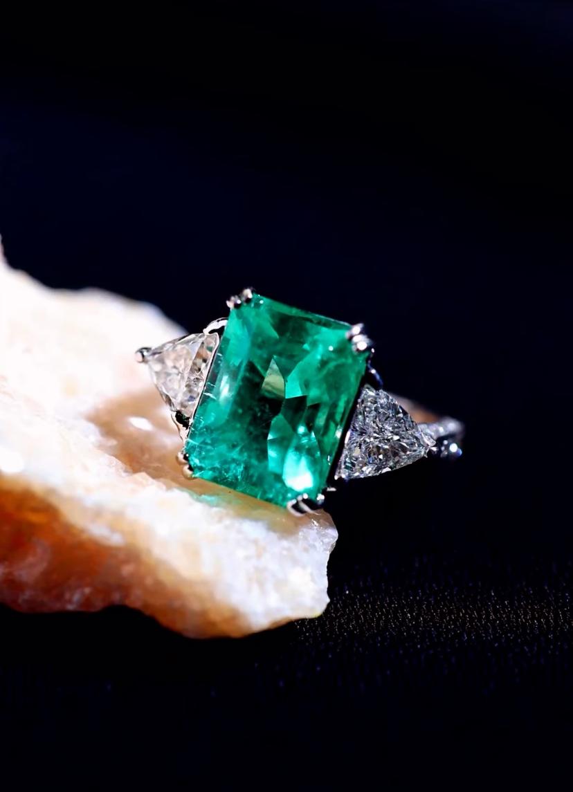 Anello in oro 18K con smeraldo colombiano certificato AIG da 5,20 carati e 1,70 carati di diamanti in vendita 1