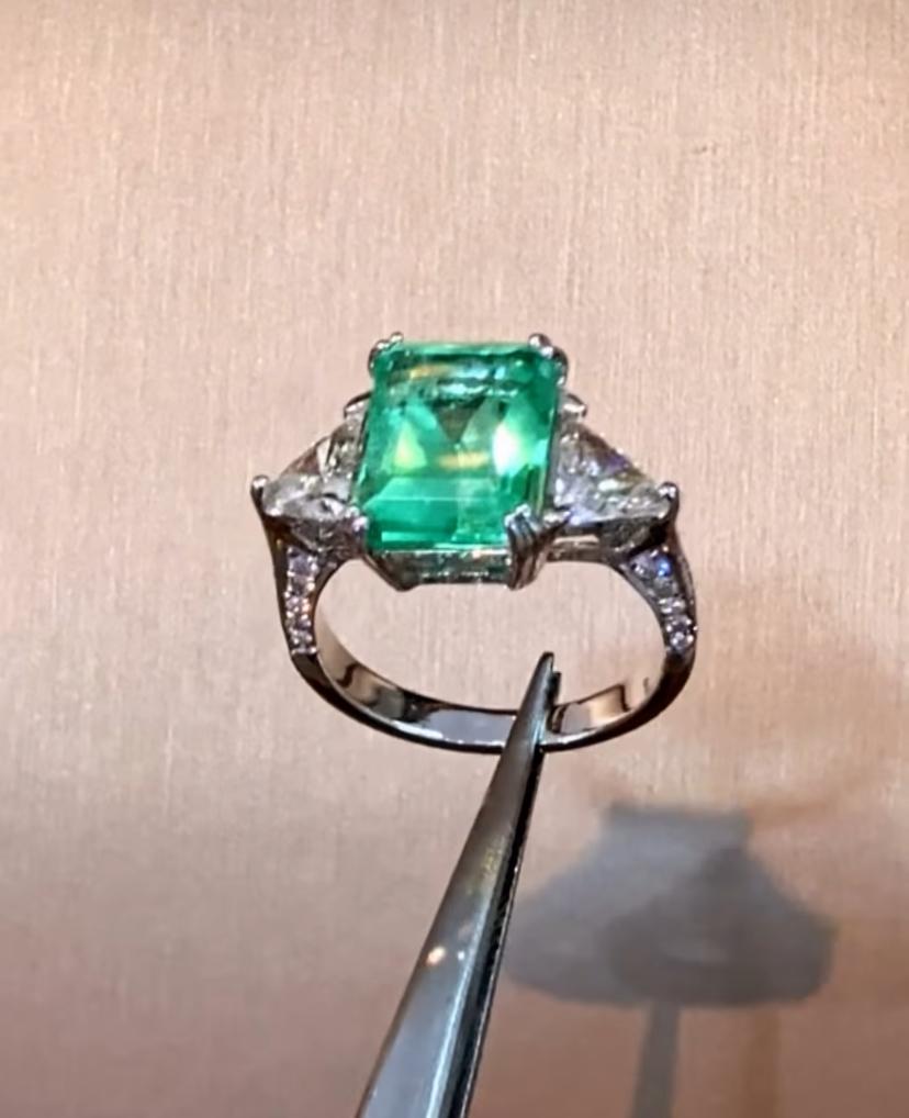 Anello in oro 18K con smeraldo colombiano certificato AIG da 5,20 carati e 1,70 carati di diamanti in vendita 2