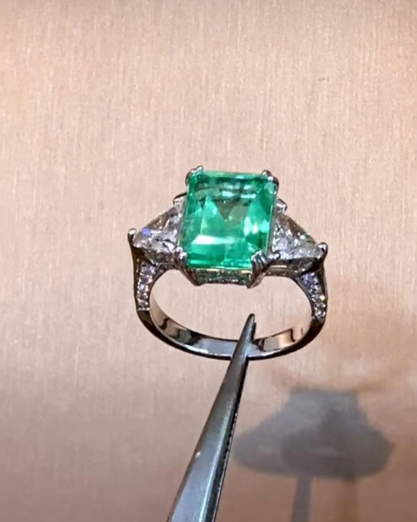 Anello in oro 18K con smeraldo colombiano certificato AIG da 5,20 carati e 1,70 carati di diamanti in vendita 3