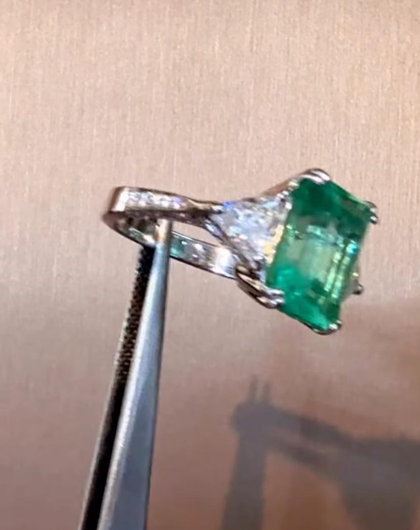 Anello in oro 18K con smeraldo colombiano certificato AIG da 5,20 carati e 1,70 carati di diamanti in vendita 4