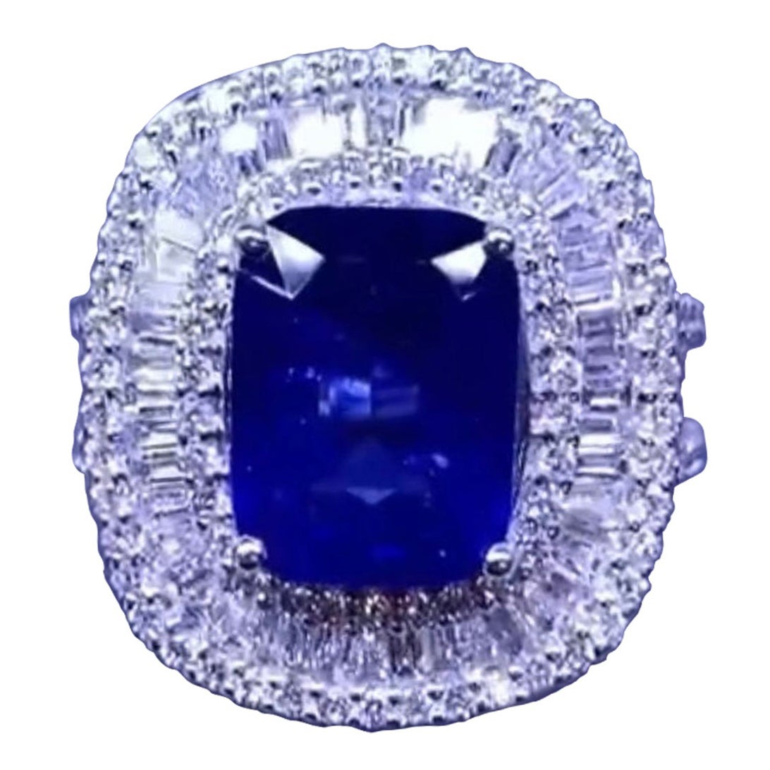 AIG Certified 5.20 Carats Blue Ceylon Sapphire 2.30 Ct Diamonds 18k Gold Ring For Sale