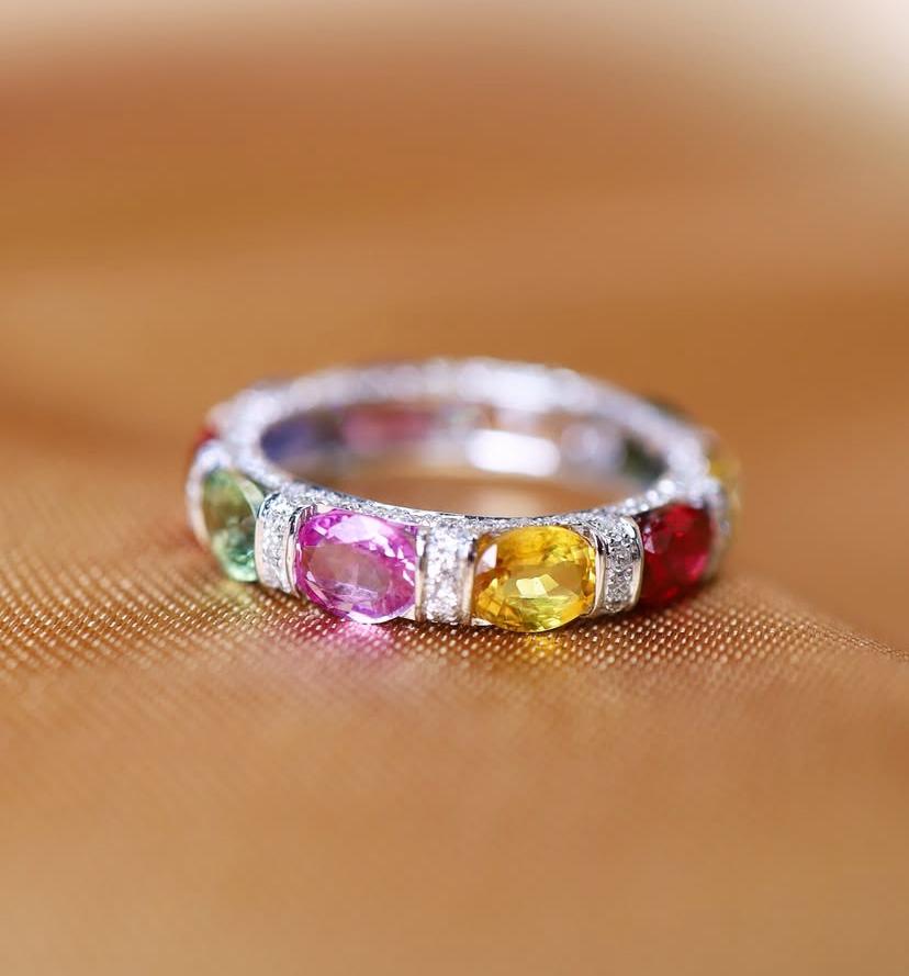 Una exclusiva alianza de eternidad de zafiros de Ceilán y diamantes con un diseño contemporáneo, tan colorido y de estilo moderno .
Impresionante anillo de oro de 18 quilates con 10 brillantes zafiros de Ceilán de 5,20 quilates, de colores