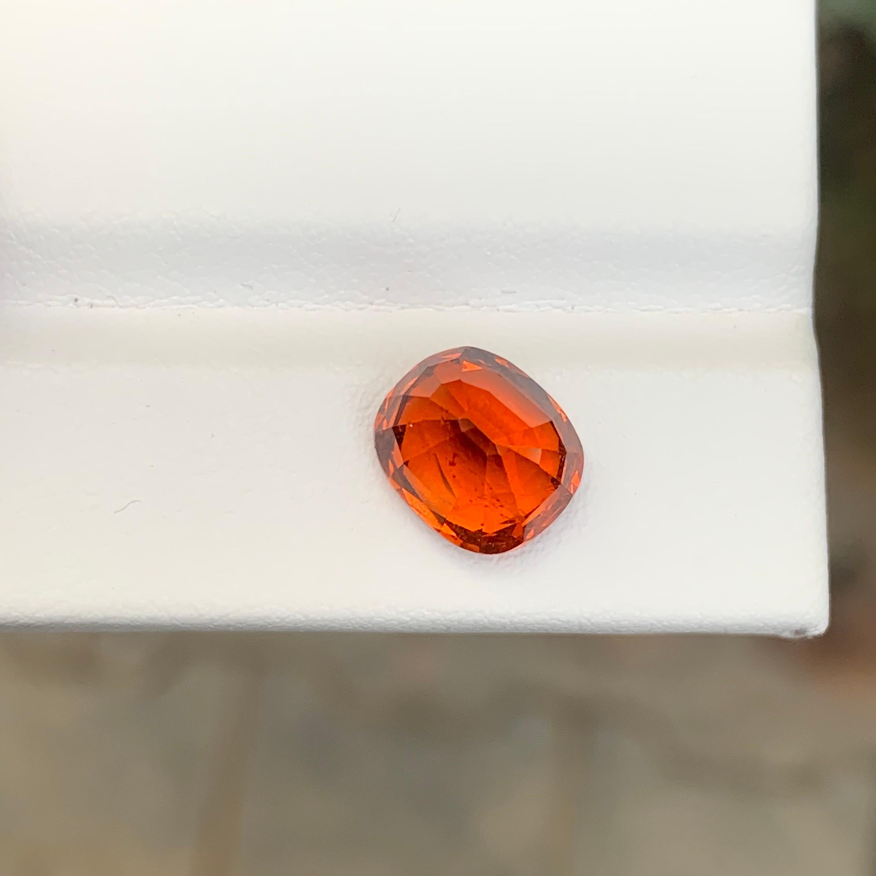 Gemma di granato spessartita naturale sfusa con taglio a cuscino certificata AIG da 5,23 carati in vendita 6